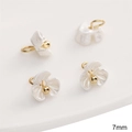 Lot de 4 breloques fleurs 7mm en résine blanc perle avec centre doré pour bijoux - 5 Pièces / Fleur à Trois Pétales Blanche 7 mm
