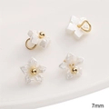 Lot de pendentifs fleurs en résine blanc nacré de 7 mm avec centres dorés pour bijoux - 5 Pièces / Fleur de Bauhinia Blanche 7 mm