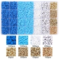 Bastelset für Schmuck mit blauen Tonperlen, Buchstabenperlen und goldenen Anhängern - 6mm Blaue Serie