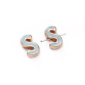 Goldene Ohrstecker mit hellblauem Emaille-Buchstaben S für personalisierten Schmuck - Buchstabe S