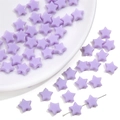 Dettaglio di perline a stella opache lilla 10mm con ago per mostrare il foro di infilatura - 50 Pezzi (10mm) / Viola