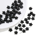 Dettaglio di perline a stella in acrilico nero da 10mm con finitura lucida e foro - 10mm (Spessore circa 4mm, Foro circa 1.5mm) / Nero (50 Pezzi/Confezione)