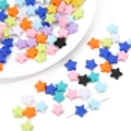 Dettaglio di perline a stella in acrilico colorato da 10mm per gioielli fai da te - 10mm (Spessore circa 4mm, Foro circa 1.5mm) / Colori Misti Casuali (100 Pz/Confezione)
