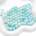 Detail van iriserende AB-acrylkralen in lichtblauw en groen voor DIY-sieraden maken - 4mm (Gat ongeveer 1mm) 10g/Verpakking (ongeveer 360 stuks) / Blauw & Groen