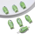 Perline di ceramica a forma di pesce verde chiaro smaltate per creazione gioielli DIY - 2 Pezzi/Confezione (10x19mm) / Verde