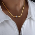 Goldene flache Schlangenkette mit einem klassischen ovalen klaren Kristallanhänger - Gold Weiße Zirkonia Halskette