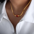Goldene Schlangenkette mit rotem ovalem Edelstein-Anhänger für Damen am Modell getragen - Gold Roter Glasstein Halskette