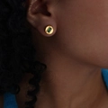 Puce d'oreille dorée avec pierre verte taille émeraude et finition mate portée - Or Vert Pierre de Verre Carré