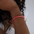 Schicker rosa Emaille Armreif aus 18k vergoldetem Titanstahl für Damen Mode - Rosarot Öltropfen Gold Armreif