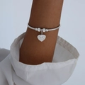 Bracciale a serpente color argento con ciondolo a cuore e cristalli lucenti al polso - Stile Cuore in Zirconia Completa / Bracciale Rigido Colore Acciaio (Z238)