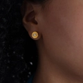 Boucles d'oreilles rondes dorées avec pierre rectangulaire en zircon sur un mannequin - Or Blanc Zircon Carré