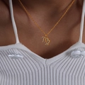 Elegante collana con ciondolo segno zodiacale Vergine in oro con cristalli su modella - Stile Vergine (P1527)