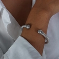 Bracciale rigido a torchon argento con terminali lucidi al polso di una donna - Color Acciaio (Z015)