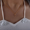 Collana Toro dorata con ciondolo di cristalli scintillanti su una sottile catena elegante - Stile Toro (P1527)