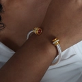 Bracelet torsadé bicolore avec pierre rouge et oxydes de zirconium porté au poignet - Style Simple Couche / Zirconia Rouge Orange
