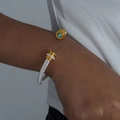 Bracelet torsadé bicolore avec pierre précieuse verte porté au poignet d'un mannequin femme - Style Simple Couche / Zircon Bleu
