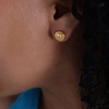 Boucles d'oreilles dorées rondes avec zircon en forme de cœur portées par un mannequin - Or Blanc Zircon Cœur
