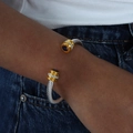 Bracelet torsadé argenté avec extrémités dorées et pierres bleues porté au poignet - Style Simple Couche / Zircon Bleu Foncé