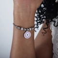 Silbernes Perlenarmband mit hellviolettem Evil Eye Anhänger an einem Handgelenk - Rund Lila Böser Blick Stil (E448-Stahlfarbe)
