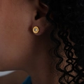 Puce d'oreille en acier titane doré 18k avec une pierre ronde en zircon clair - Or Blanc Zircon Rond