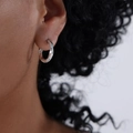 Boucles d'oreilles créoles torsadées en acier inoxydable argenté sur mannequin - Boucles d'Oreilles Anneaux Torsadés Acier (F904)