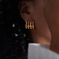 Schicke 18k vergoldete asymmetrische Ohrringe mit Mondsichel und Perlenimitationen - F910 Weißer Zirkon Ohrstecker
