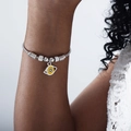 Silbernes Perlenarmband mit Evil-Eye-Anhänger und Kristallen auf dunkler Haut - Gelbe Augenform Stil (E453-Stahlfarbe)