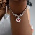 Silbernes Schlangenarmband mit rotem Herzanhänger und glitzernden Kristallperlen - Modell E441 (Stahlfarbenes Armband)