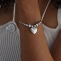 Silbernes Perlenarmband mit Herzanhänger und I love you Gravur am Handgelenk - E442 Modell-Stil (E442 stahlfarbenes Armband)