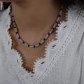 Collier minimaliste avec perles cylindriques bleues et onyx noir porté par un mannequin - Style de Perles Bleues