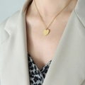 Collier doré avec pendentif cœur gravé YES et NO porté par un mannequin de mode - Or Coeur (40+5cm)