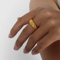 Anello in acciaio inossidabile dorato con un elegante design a spirale intrecciata - US 6 / Oro