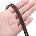 Dunkelbraune Lavastein-Abstandshalter für DIY-Schmuckherstellung in der Hand präsentiert - Heishi-Scheiben-Stil / 2x4mm, Öffnung ca. 1mm, 40cm/Strang, ca. 185 Perlen / Braun