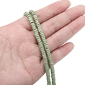 Flache runde grüne Vulkanstein-Abstandshalterperlen für DIY-Schmuck und Armbandherstellung - Heishi-Scheiben-Stil / 2x4mm, Öffnung ca. 1mm, 40cm/Strang, ca. 185 Perlen / Grasgrün