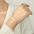 Britse stijl parelarmband met koningin munt hanger en zilveren stalen ketting - Koningin Portret Vierkante Plaat (E362) / Staalkleur
