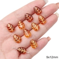 Perle goutte ambre 9x12mm avec texture dorée tenue en main pour la création de bijoux - Ambre (Style Feuille Succulente)