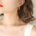 Klassische goldene C-förmige Creolen aus 18K Gold am Model mit elegantem Look - Klein / Gold