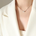 Collana in argento con ciondolo a tubo ritorto e perla sfaccettata su catena a serpente - Piccolo / Colore acciaio