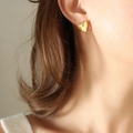 Pendientes de botón con forma de corazón dorado con diseño facetado en modelo - Dorado