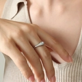 Anello minimalista in acciaio al titanio argento con perla di vetro bianca sul dito - Acciaio Perla di Vetro Bianca