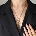 Golden crown letter Q pendant necklace with zircon pavé on a classic rope chain - Letter O / Gold