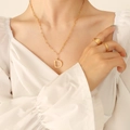 Collar de doble capa en acero de titanio chapado en oro de 18k con colgante D y anillos - Collar Letra D Dorado