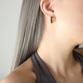 Boucles d'oreilles créoles dorées vintage avec zircons verts sur mannequin - Zircon Vert Or