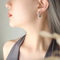 Boucles d'oreilles créoles argentées en C avec zircons blancs sur mannequin - Zircon Blanc Acier