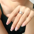 Anillo de acero inoxidable plateado con incrustación de nácar blanco en la mano de modelo - Color acero