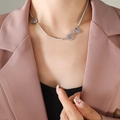 Collana tennis d'argento con cuori di zircone rosa indossata da modella in abito rosa - 40+5cm / Colore Acciaio Zircone Rosa Viola