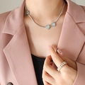 Collana con cuori di zirconi e anello dorato indossati con un elegante completo rosa - 40+5cm / Argento Zircone Bianco