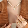 Collana di perle d'acqua dolce con pendente lettera T e set di anelli dorati - Lettera T
