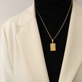 Collana dorata con pendente rettangolare lettera N e catena a corda su un blazer - 50cm / Lettera N Oro (RP015)
