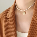 Elegante collana di perle a riso con ciondolo dorato rotondo e la lettera X - Lettera X